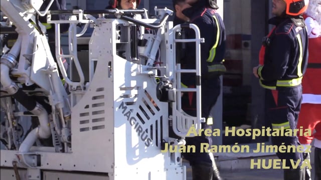 Los bomberos de Huelva ayudan a Papá Noel a entrar en el Juan Ramón Jiménez