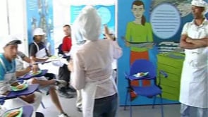Tres alumnes del curs d'auxiliars de reatauració que es fa a L'escala ja tenen feina