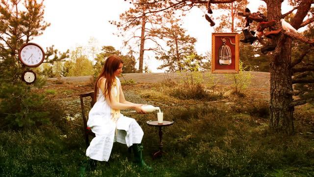 En poetisk kortfilm om en paralyserad kvinna, Isabell, vars enda omvårdare försvinner och lämnar Isabell ensam åt sitt öde liggandes på sin säng.
Filmen visar hennes sista tankar och drömmar på ett poetiskt och surrealistiskt sätt.
En poetisk kortfilm om en paralyserad kvinna, Isabell, vars enda omvårdare försvinner och lämnar Isabell ensam åt sitt öde liggandes på sin säng.
Filmen visar hennes sista tankar och drömmar på ett poetiskt och surrealistiskt sätt.