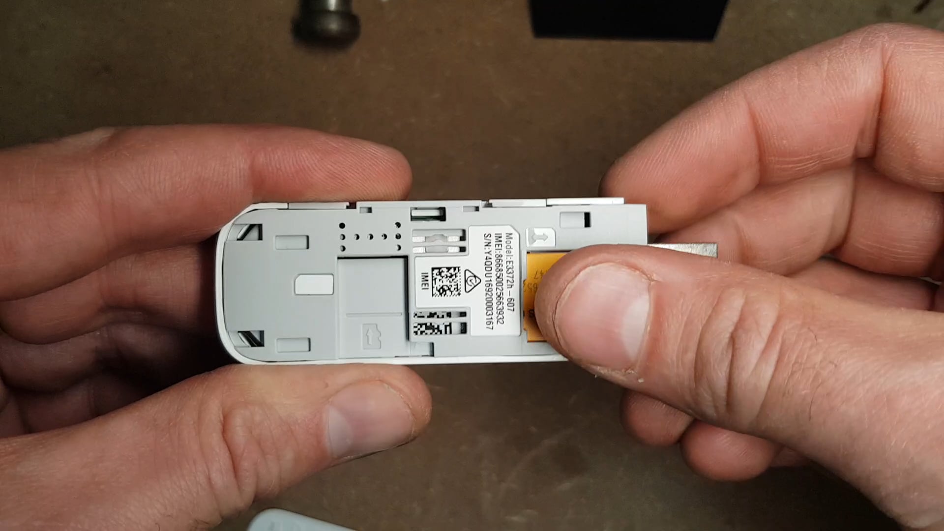 Huawei установка. Huawei mobile Broadband e3372. Huawei e8372 install SIM. Huawei mobile e8372 SIM Card Slot. Huawei e3372 вставить симку.