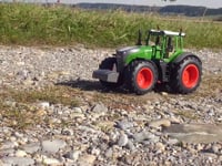 Z&amp;ouml;gern Sie nicht uns holen Sie sich den neuen Fendt 1050 Vario mit Fernsteuerung. Highlights: Realistischer Motorsound, abschaltbar, Hupe, Abschaltfunktion, R&amp;uuml;ckfahrwarnsound, 2 Radantrieb, Blinker, Helle LED&amp;lsquo;s vorne, Profilierte Gummireifen, Demo Funktion. Funktionen: Vorw&amp;auml;rts/R&amp;uuml;ckw&amp;auml;rts, Links/Rechts, Stop.
