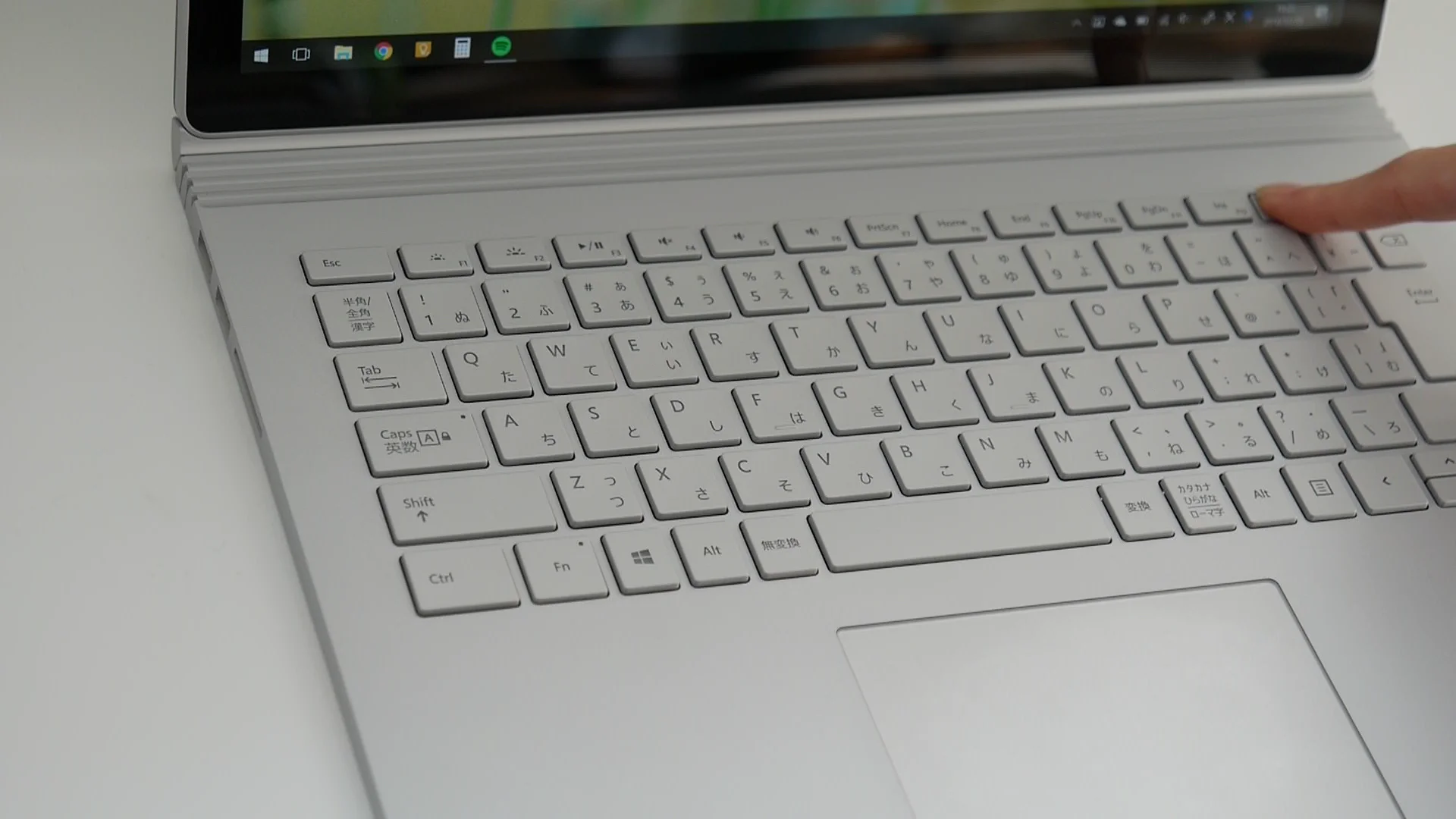 Surface Bookを8ヶ月ほど使っています！マグネシウムボディが