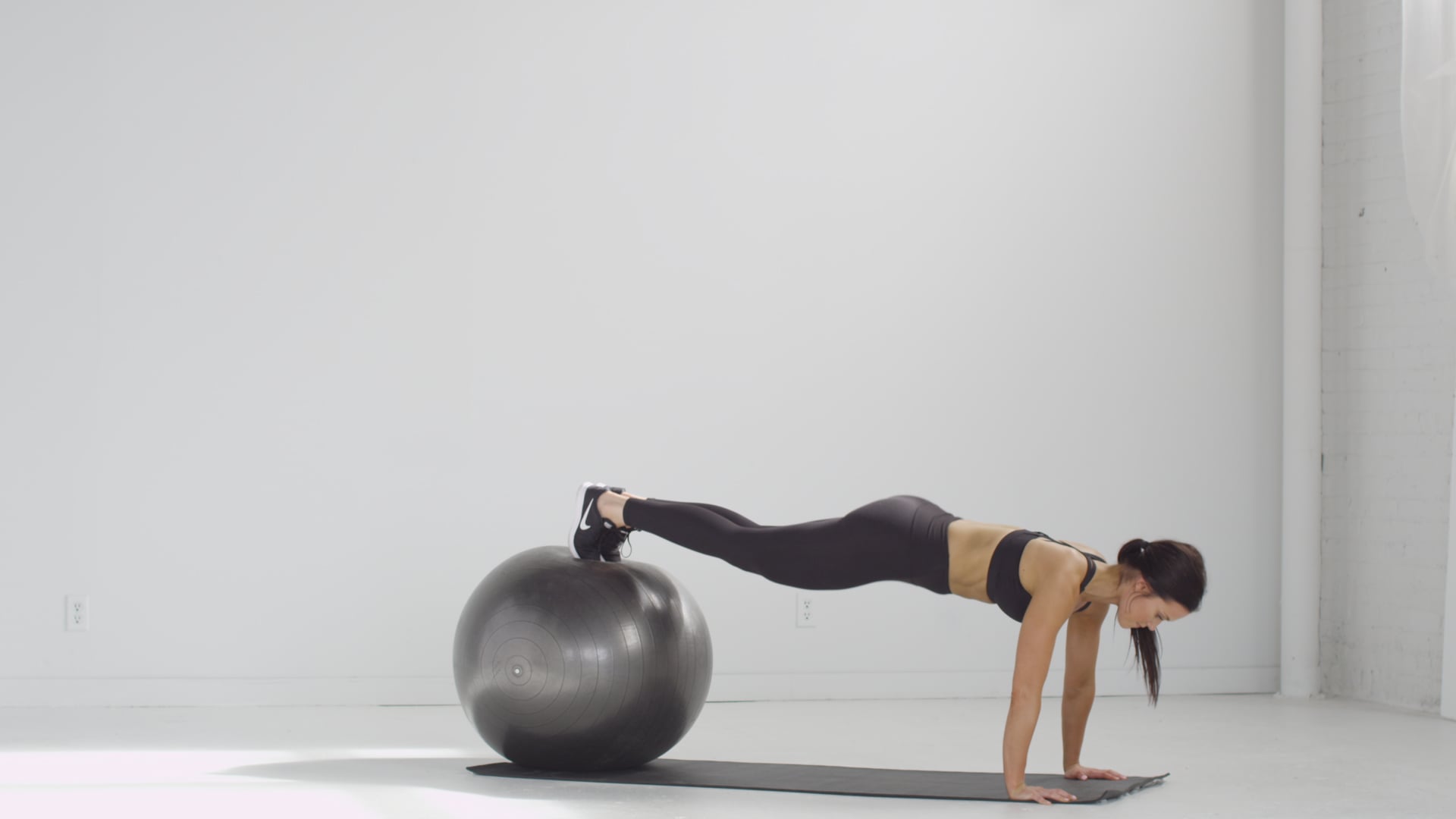 stability ball knee tucks on Vimeo