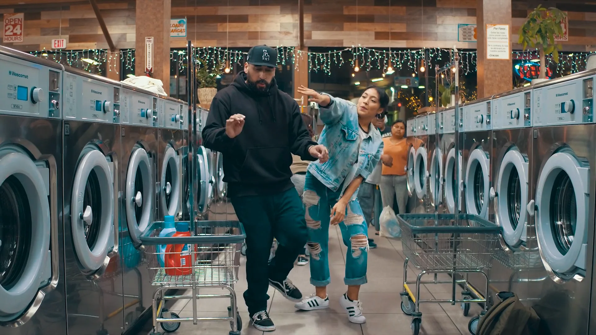 Загадка один льет,другой пьет третий зеленеет и растет. 1 льет. D4dj lyrical lily. Загадка один льет другой. Frantick.