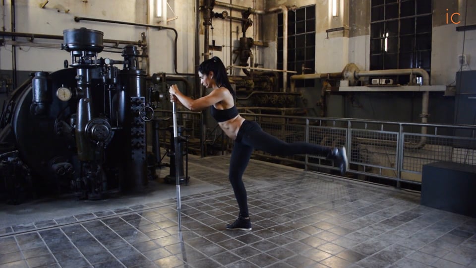 PATADA TRASERA DE PIE