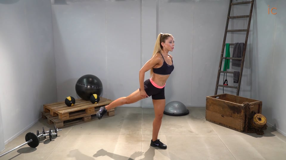 SQUAT CON PATADA POSTERIOR