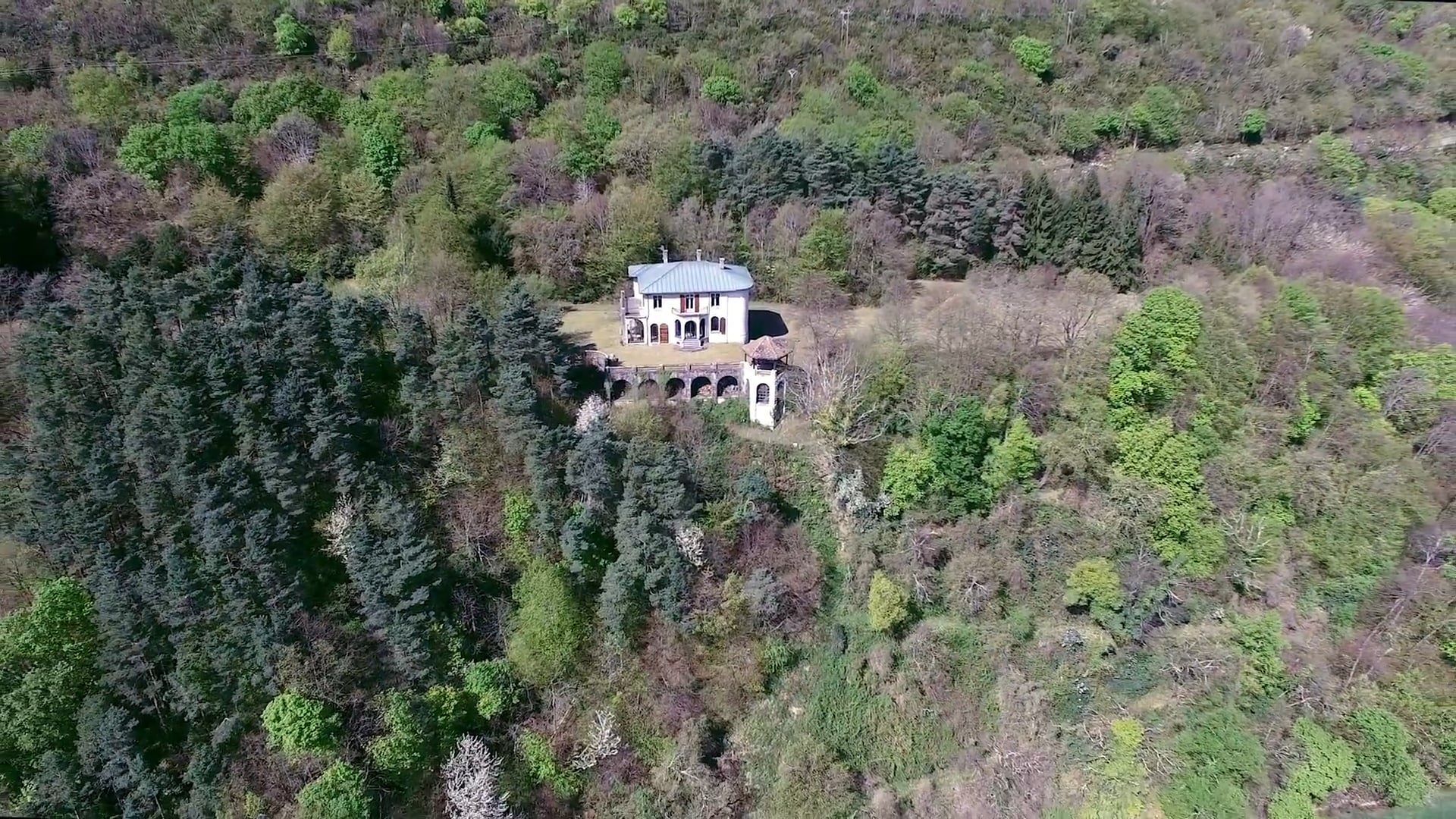 CHÂTEAUX ET DRONES