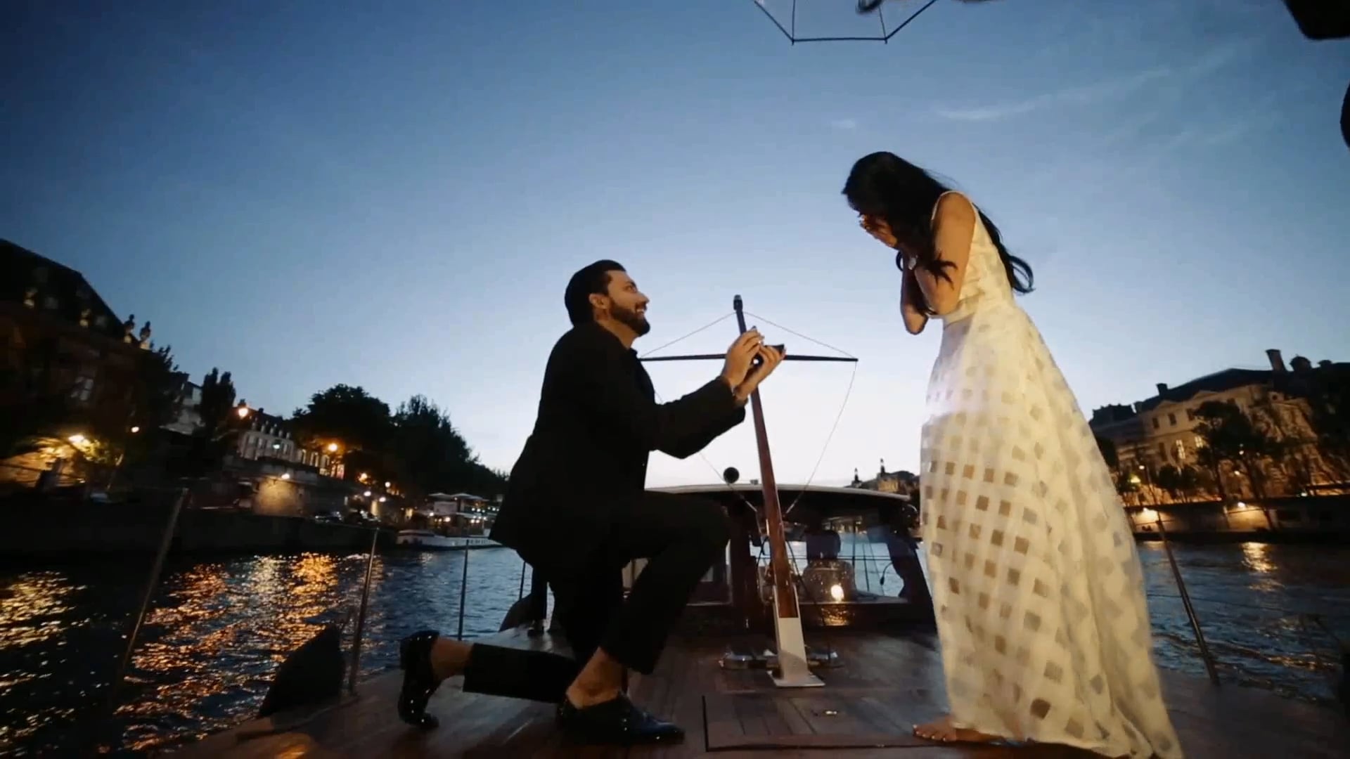 Demande en mariage surprise à Paris dans le carrosse de Cendrillon et sur un bateau