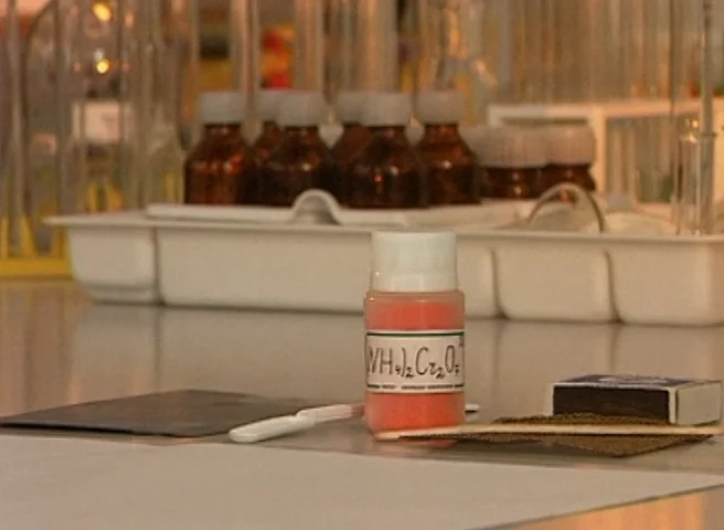 074. Вулкан - разложение дихромата аммония