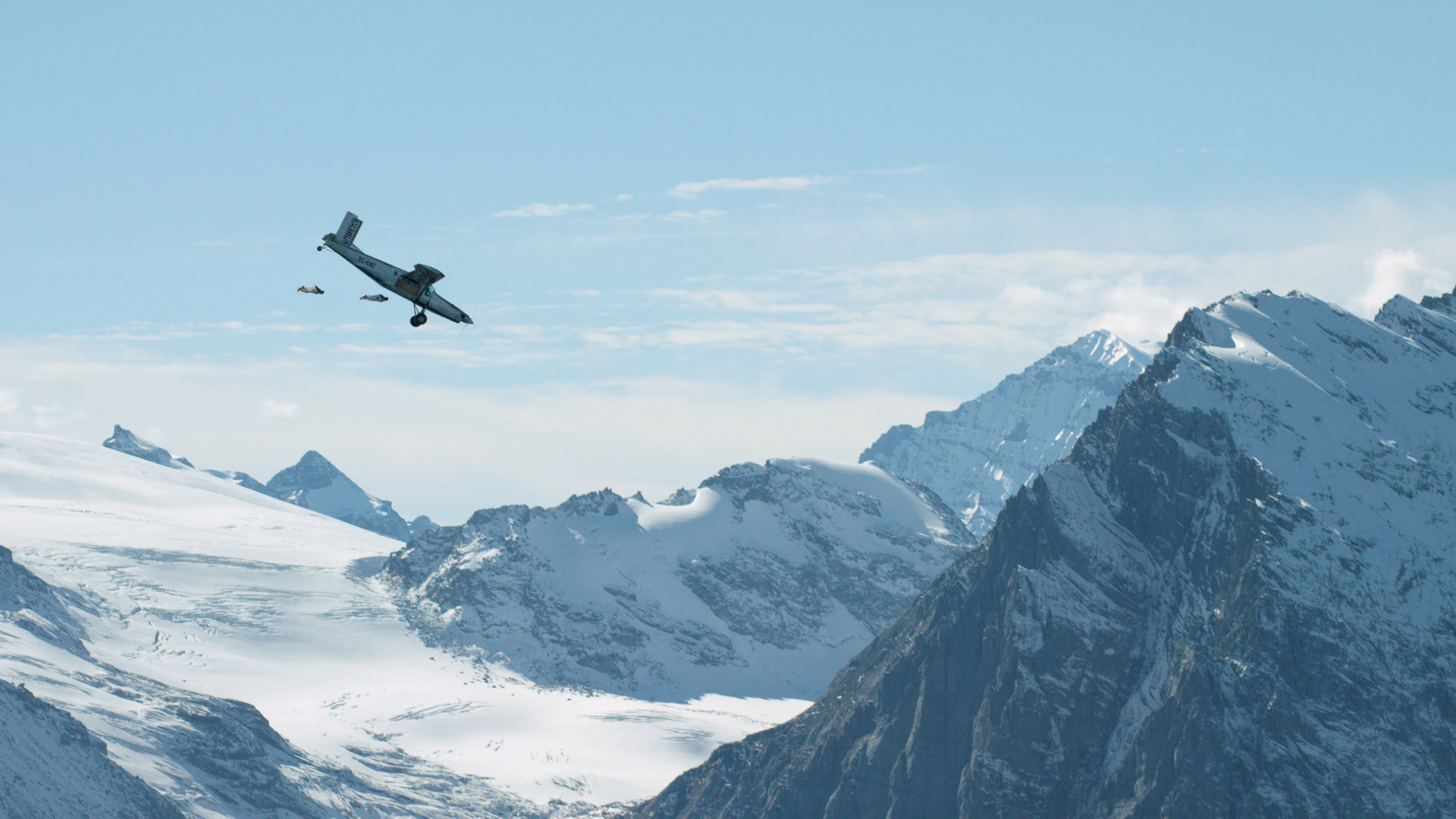 Mountain plane. Самолет в горах. Самолет над Альпами. Альпы с самолета. Самолет летит в горах.