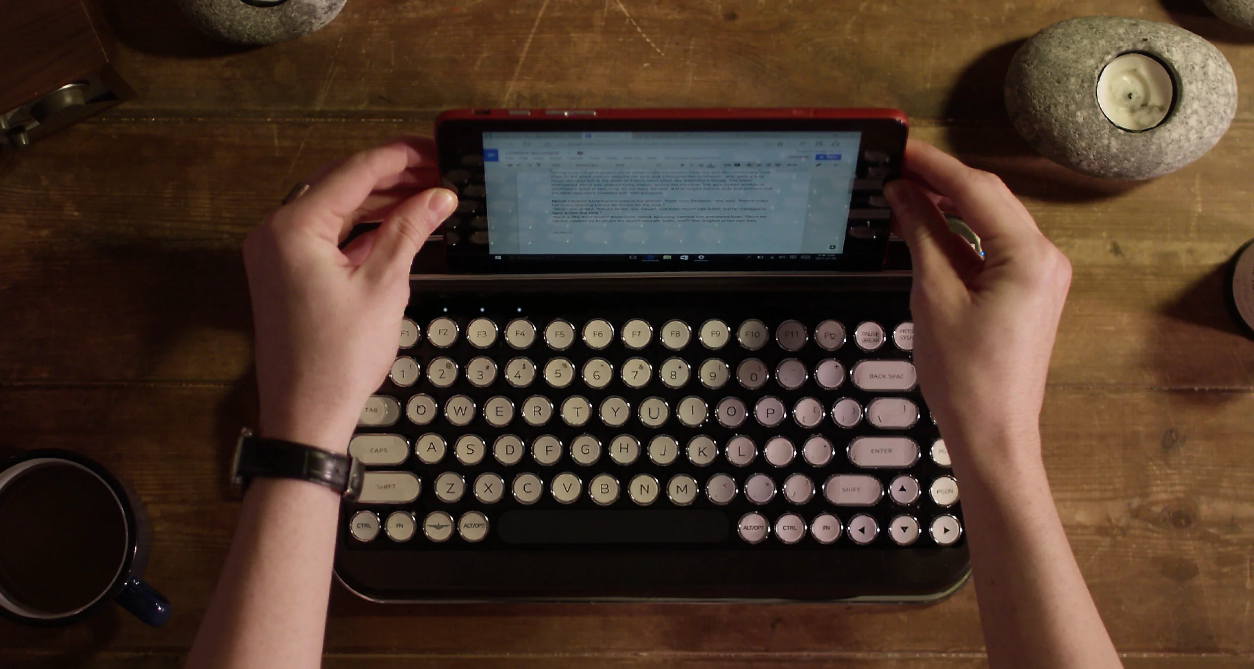 レトロなのにデジタル。タイプライター風ワイヤレスキーボード「PENNA