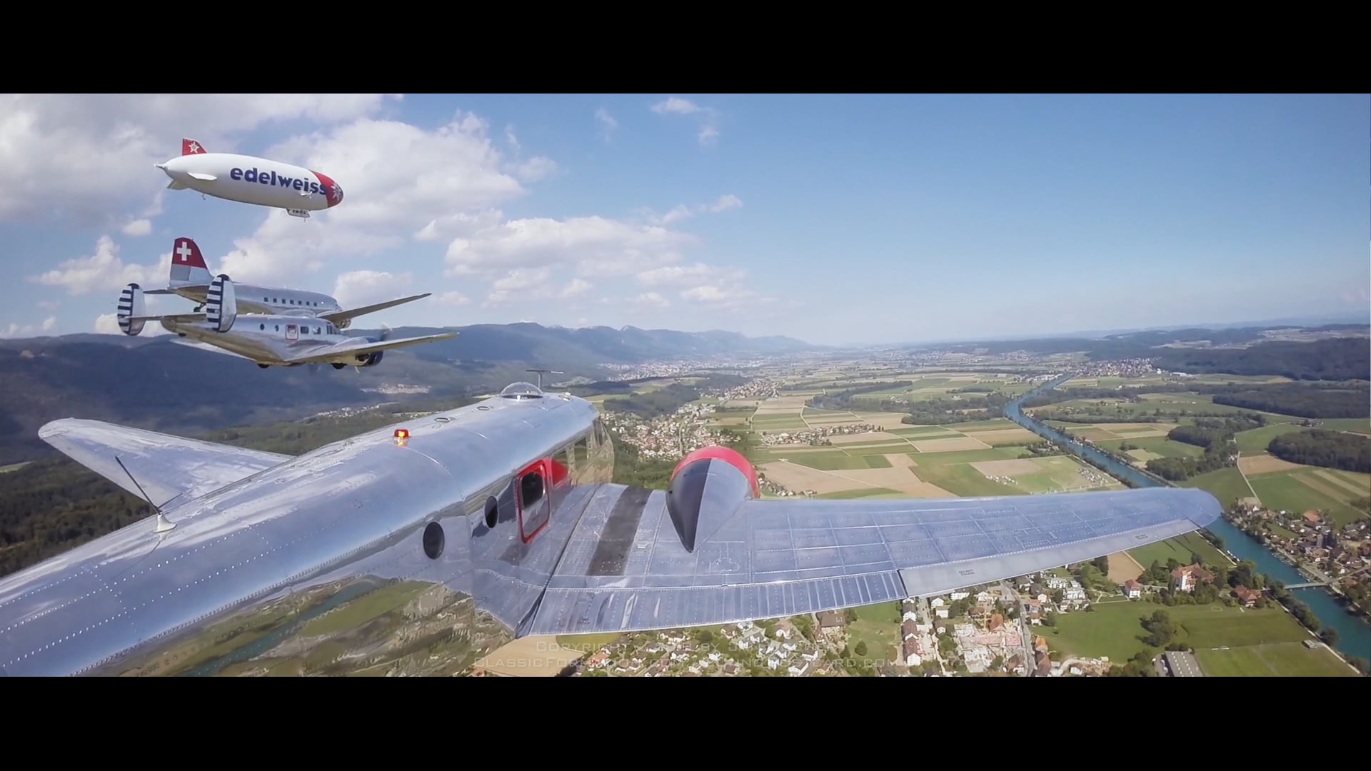 Flying Postcard - Greetings from the Classic Formation (4K)