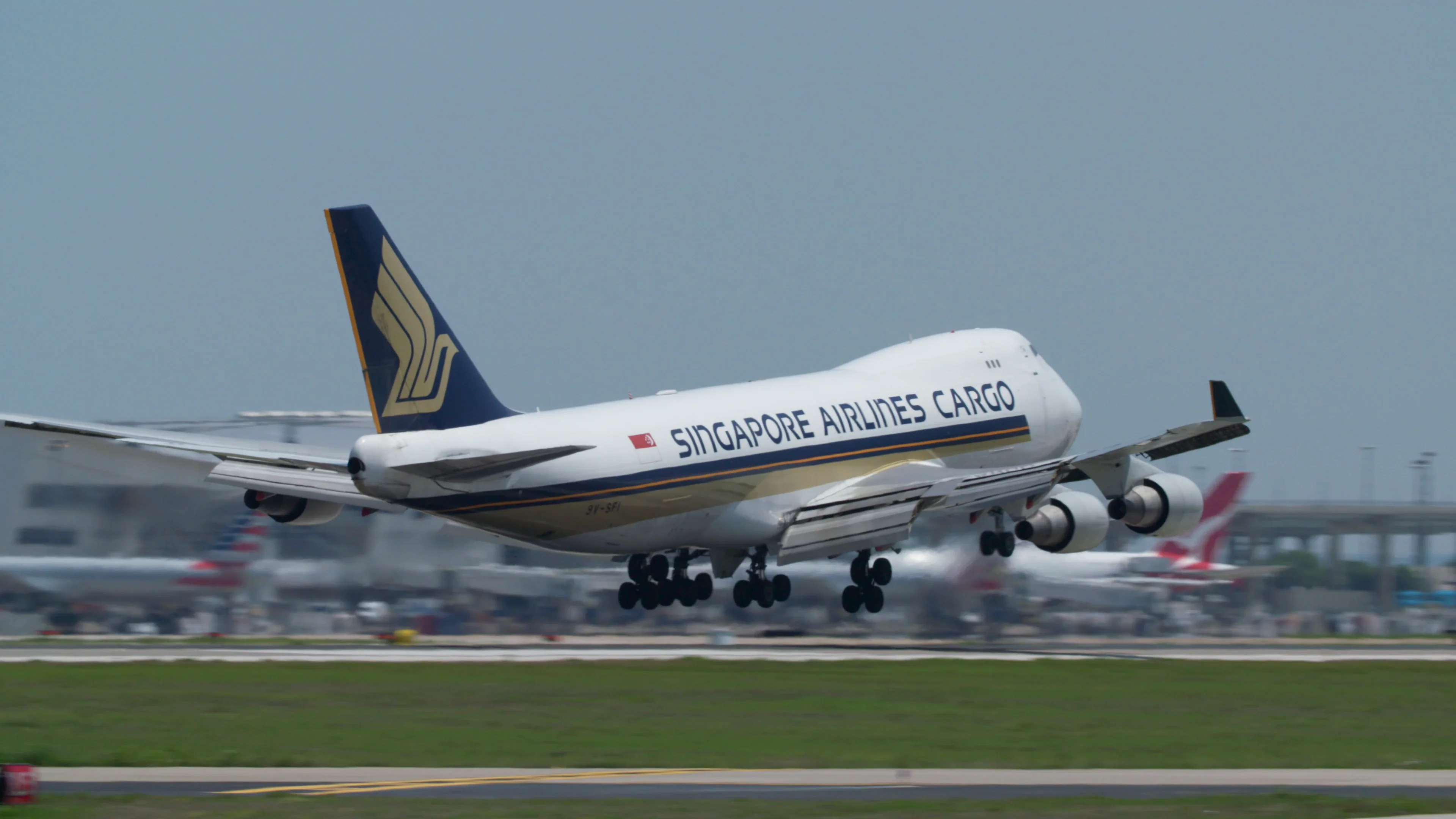 Singapore Airlines Cargo 747 on Final DFW 18L on Vimeo