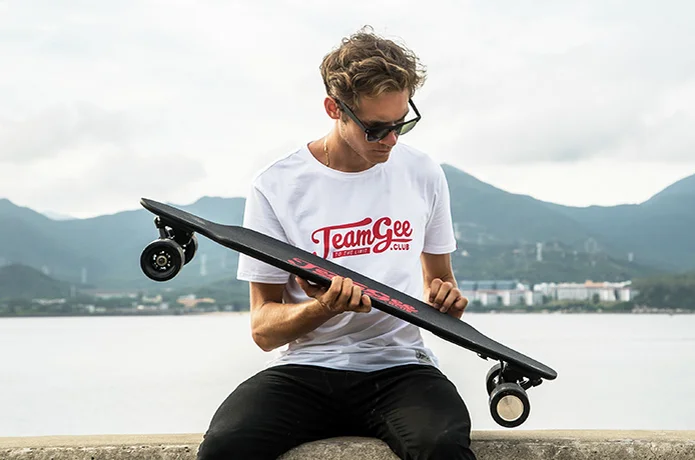 Teamgee｜超薄型・軽量電動ロングスケートボード「ティームジー