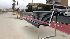 S'instal.la el mobiliari del passeig marítim de L'Escala