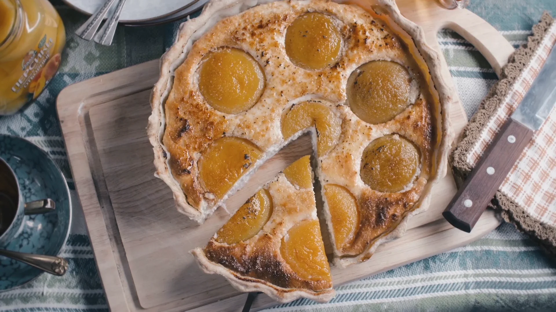 Включи видео вкусное. Реклама шарлотки. Рецепты яблочного пирога реклама печать