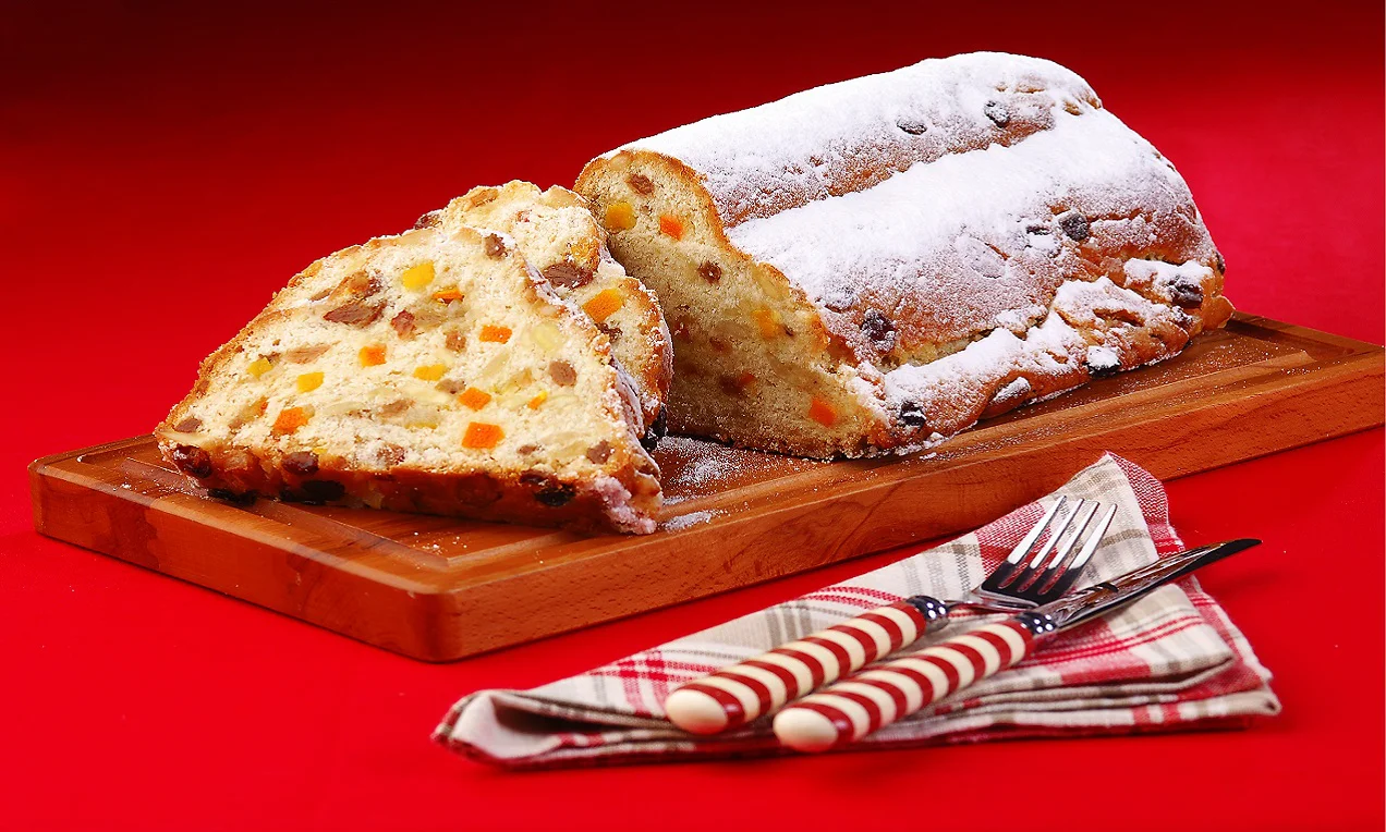 Рождественский кекс штоллен. Рождественский пирог штоллен. Немецкий рождественский пирог штолле. Штрудель с корицей. Выпечка рождественский штоллен.