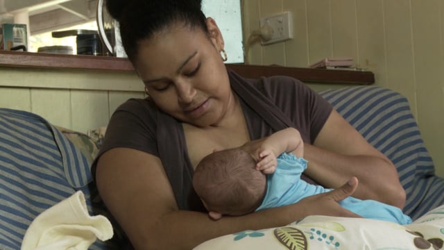 Bottle-feeding babies: giving the bottle