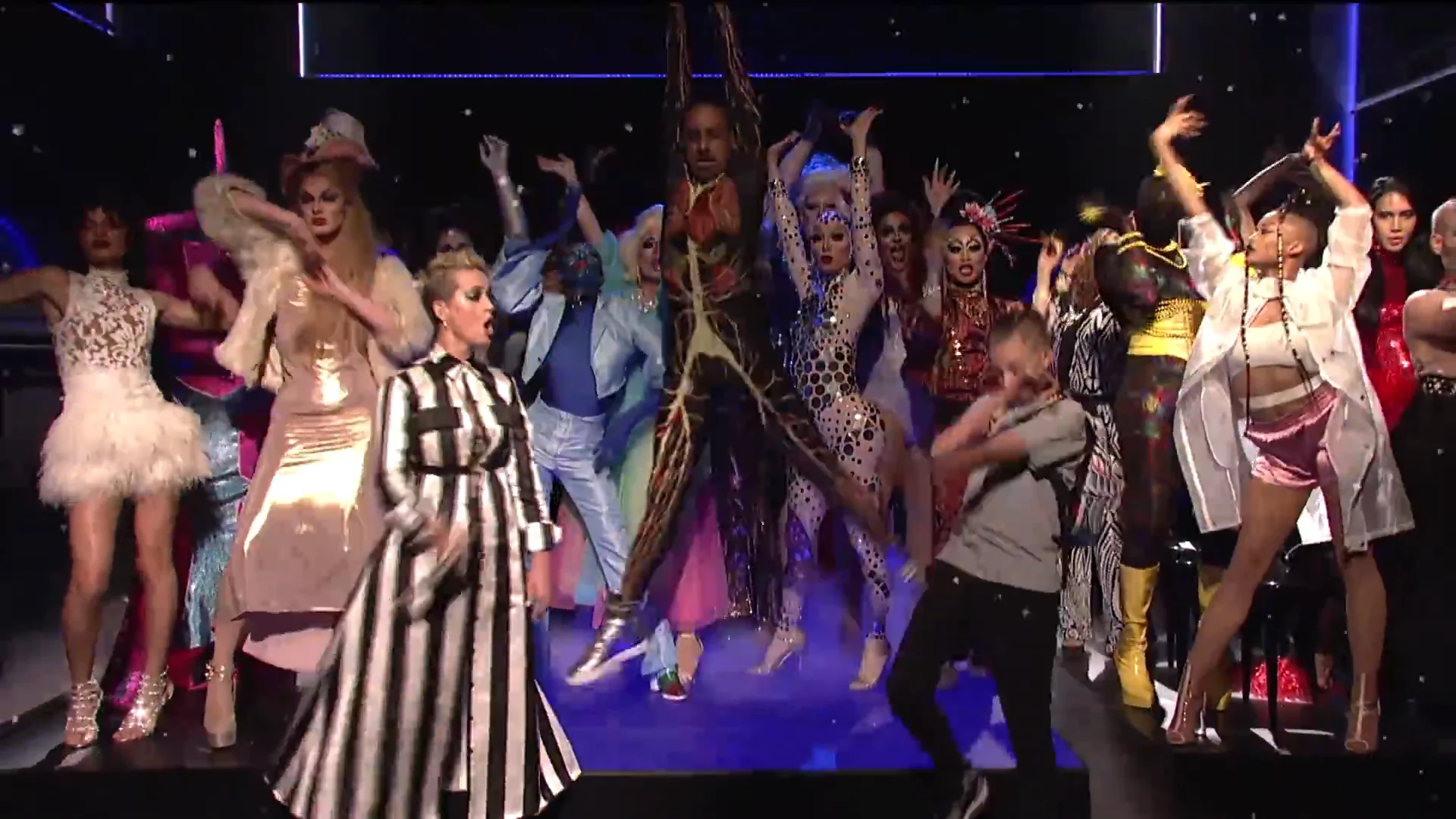 Backpack kid does floss dance on SNL on Vimeo