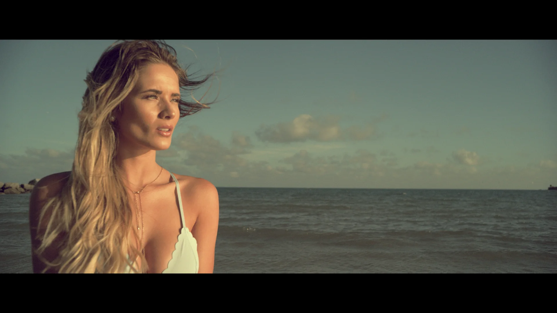 She is on fire. Bo saris - she's on fire (calibre remix). Fire mp3. Девушка с пластинкой. She is on fire.