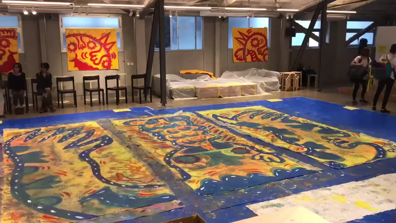 ドカーン！」と湧き上がるエネルギーで懸垂幕を作る みんなで描くLIVE