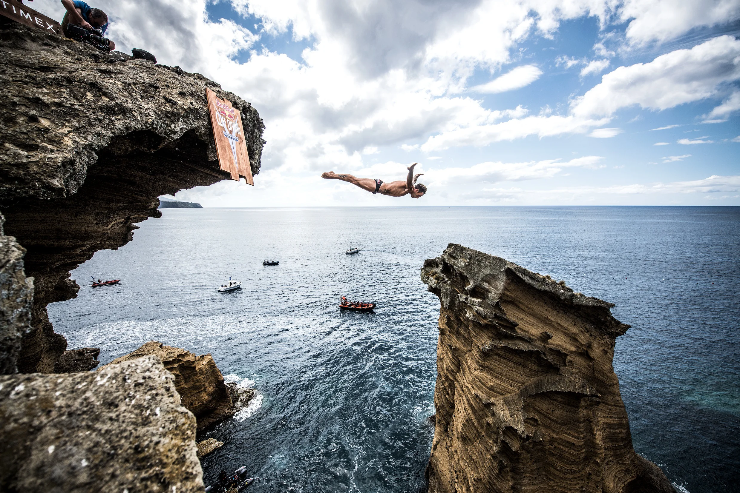 Cliff com. Клифф дайвинг. Экстремальные прыжки в воду. Прыжок в море со скалы. Клифф дайвинг женщины.