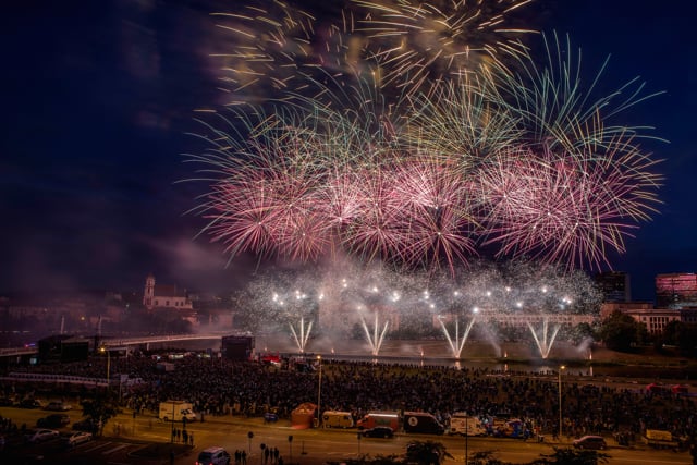 Valstybės dienos minėjimo fejerverkas prie Baltojo tilto, Vilniuje 2018