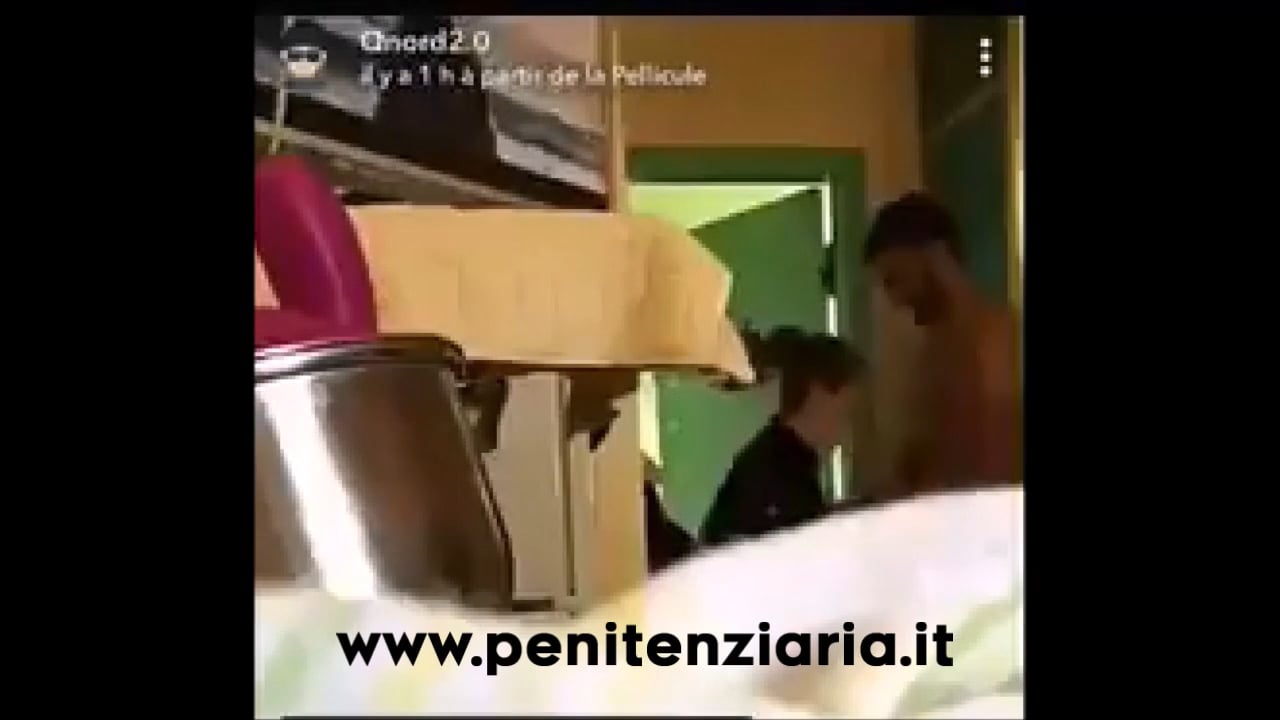 Il video della Poliziotta francese che fa sesso orale con detenuto