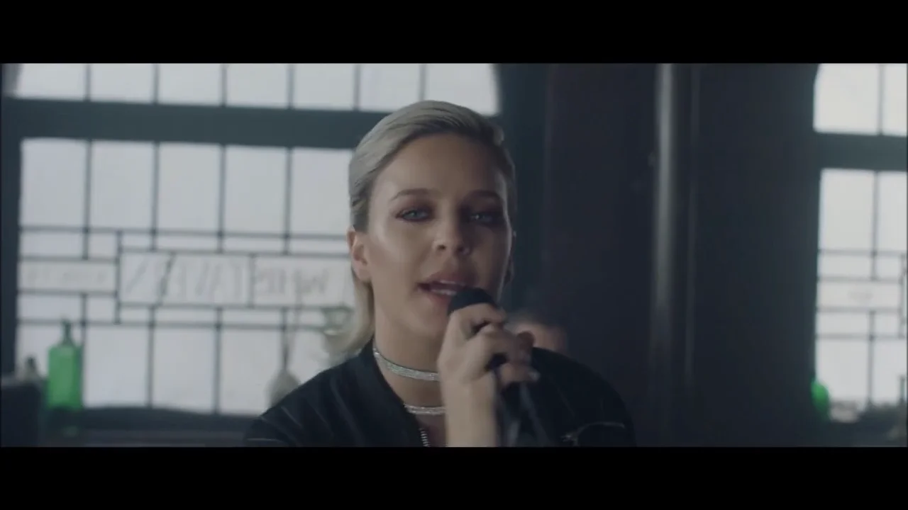 Клин бандит рокабай. Rockabye шон пол. Группа clean bandit. Clean bandit rockabye. Rockabye.