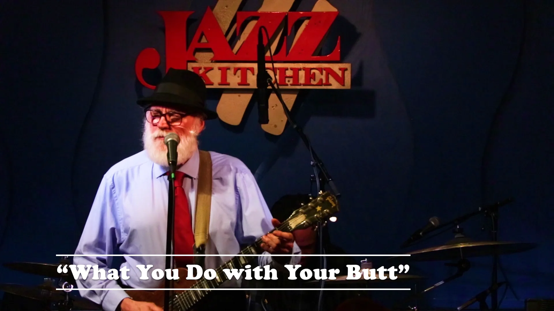 Ehtiros bilan porno suratga oladi