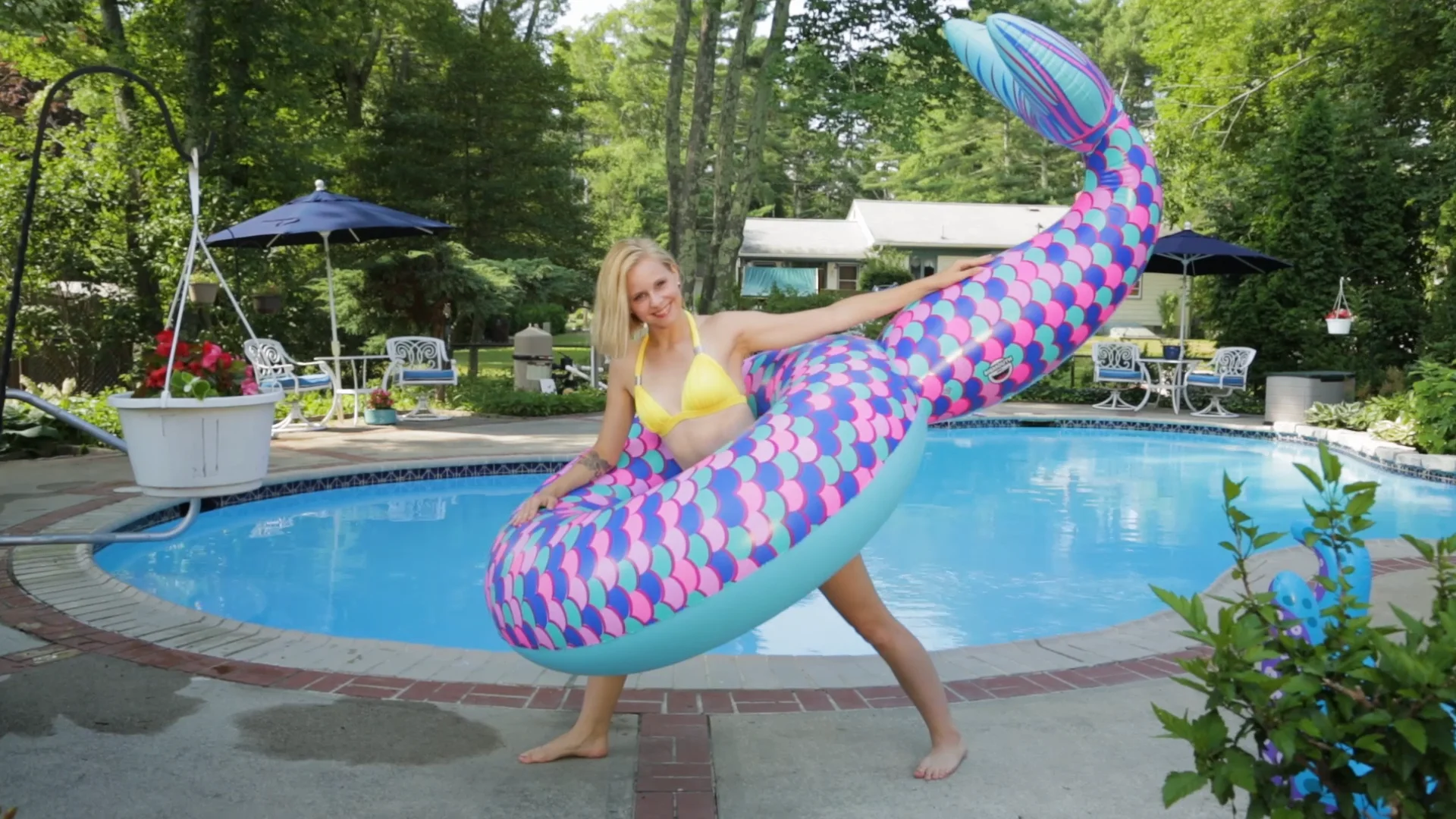 Giant mermaid best sale tail pool float