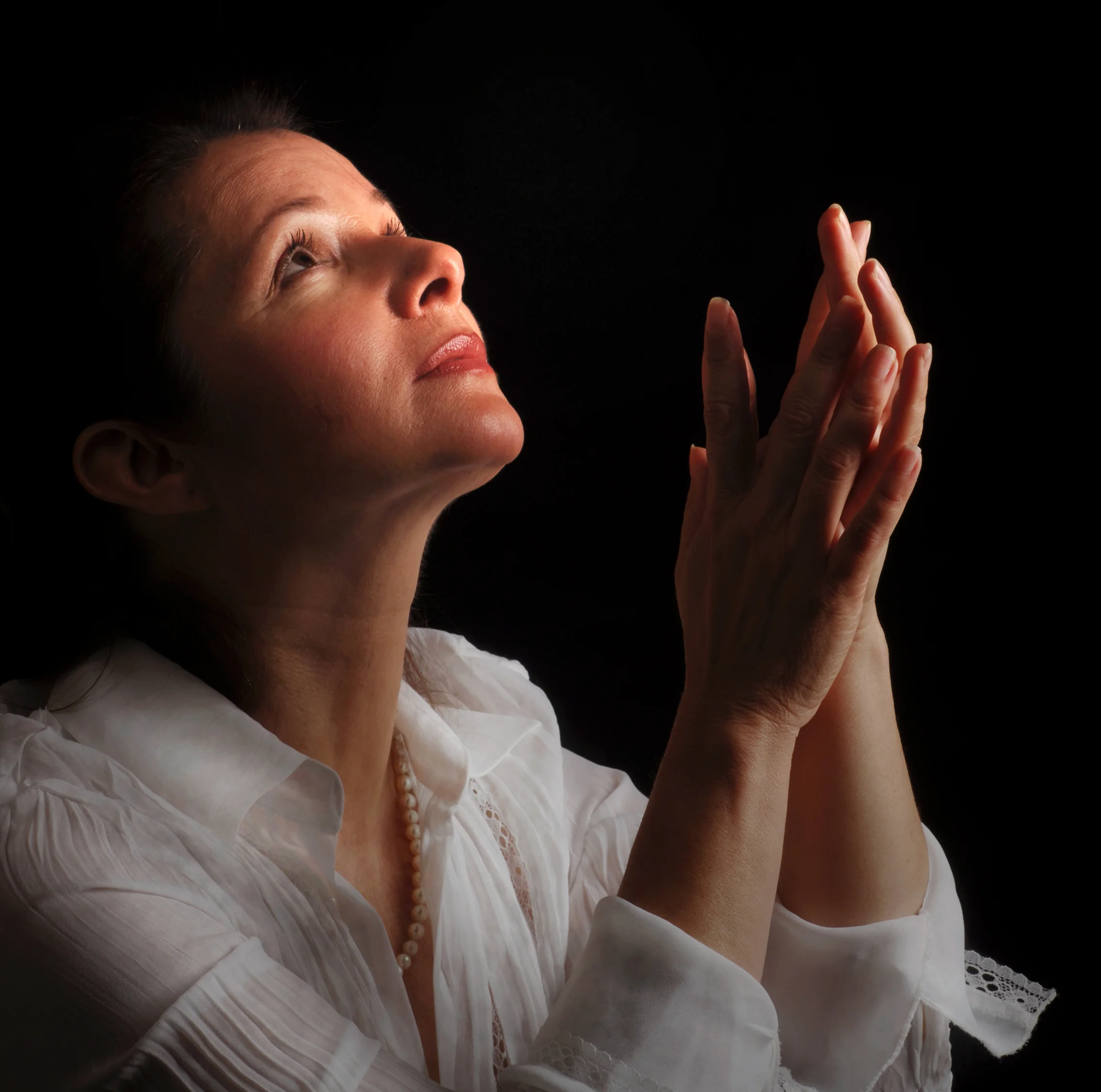 Человек молится богу. Человек молится на коленях. Да исправится молитва. Человек в молитве. Человек в молитве.