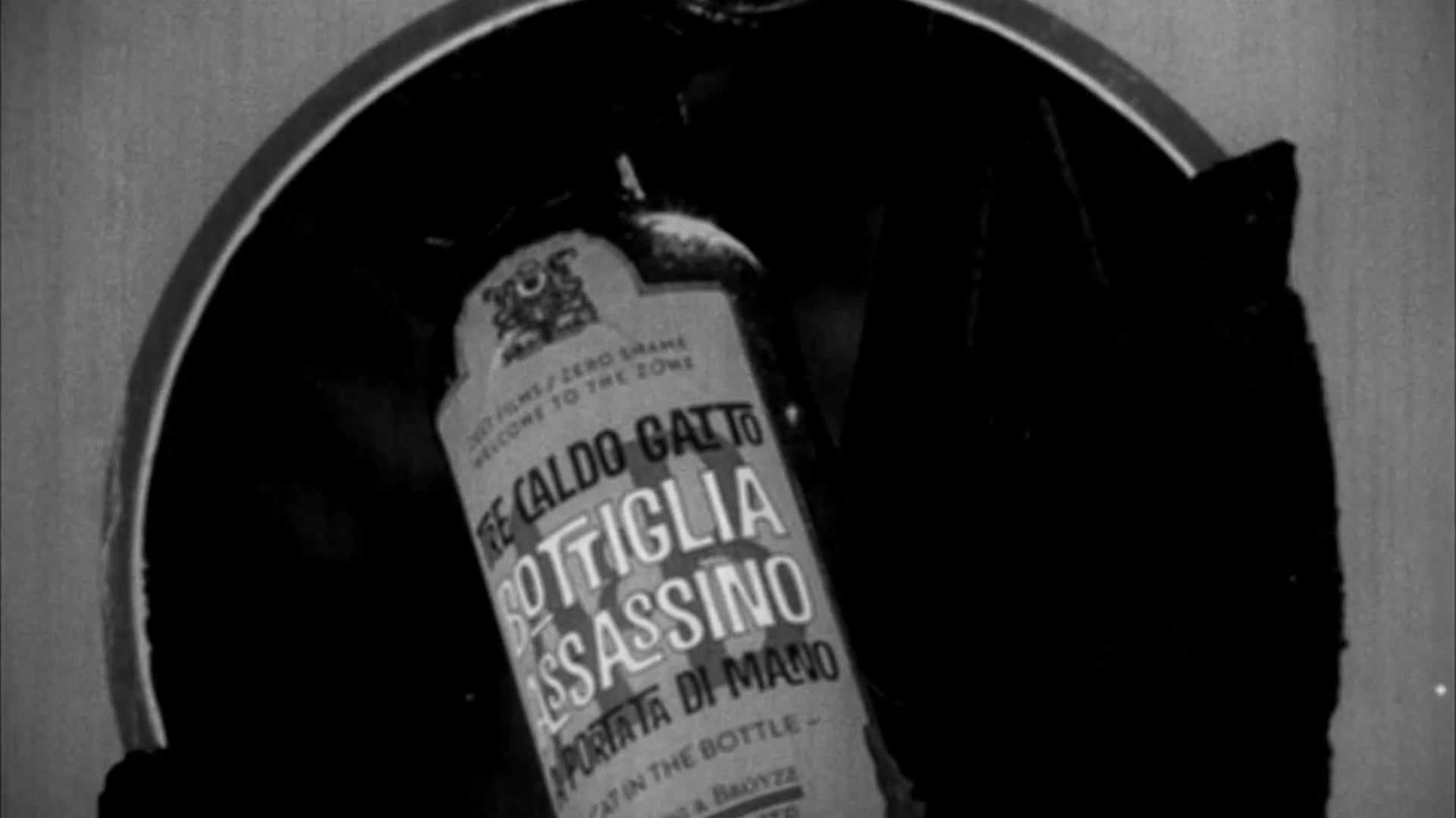 Tre Caldo Gatto Bottiglia Assassino A Portata Di Mano – Cat i in the Bottle – Animated poster