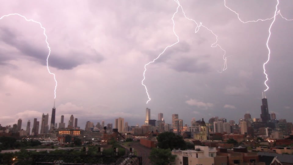 Un fulmine colpisce contemporaneamente tre degli edifici più alti di Chicago!