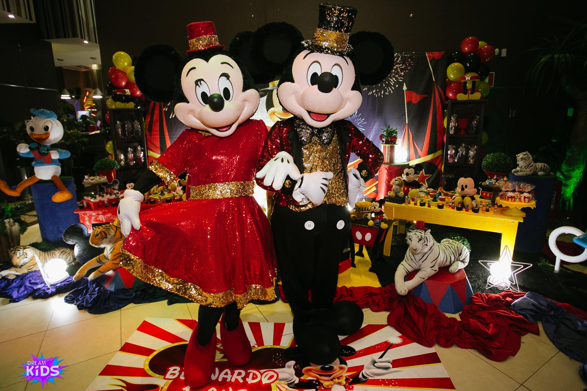 Fachadas Personalizadas e Personagens Vivos