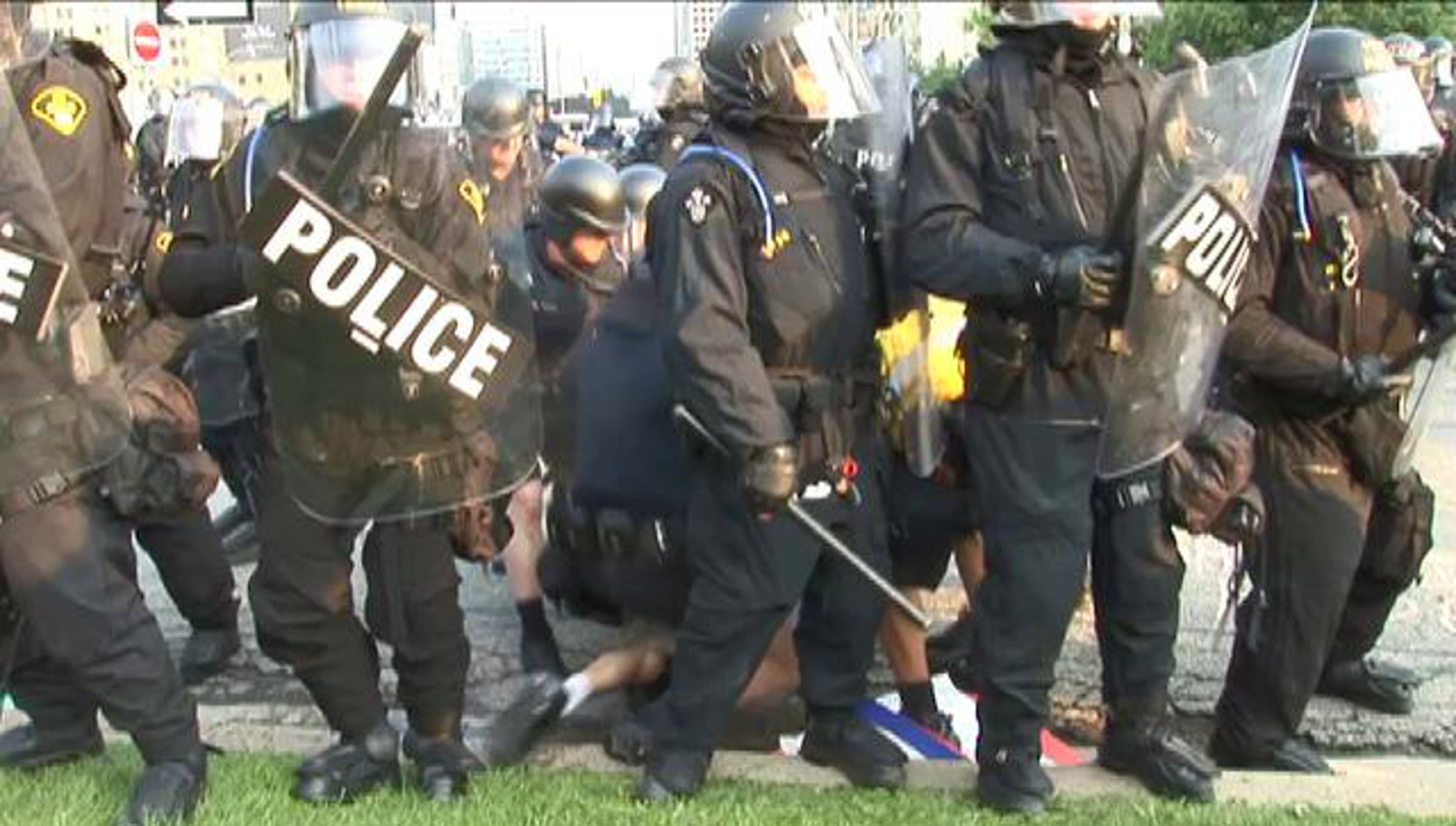 Toronto Police Attack Peaceful Protesters and Journalists at G20 ...