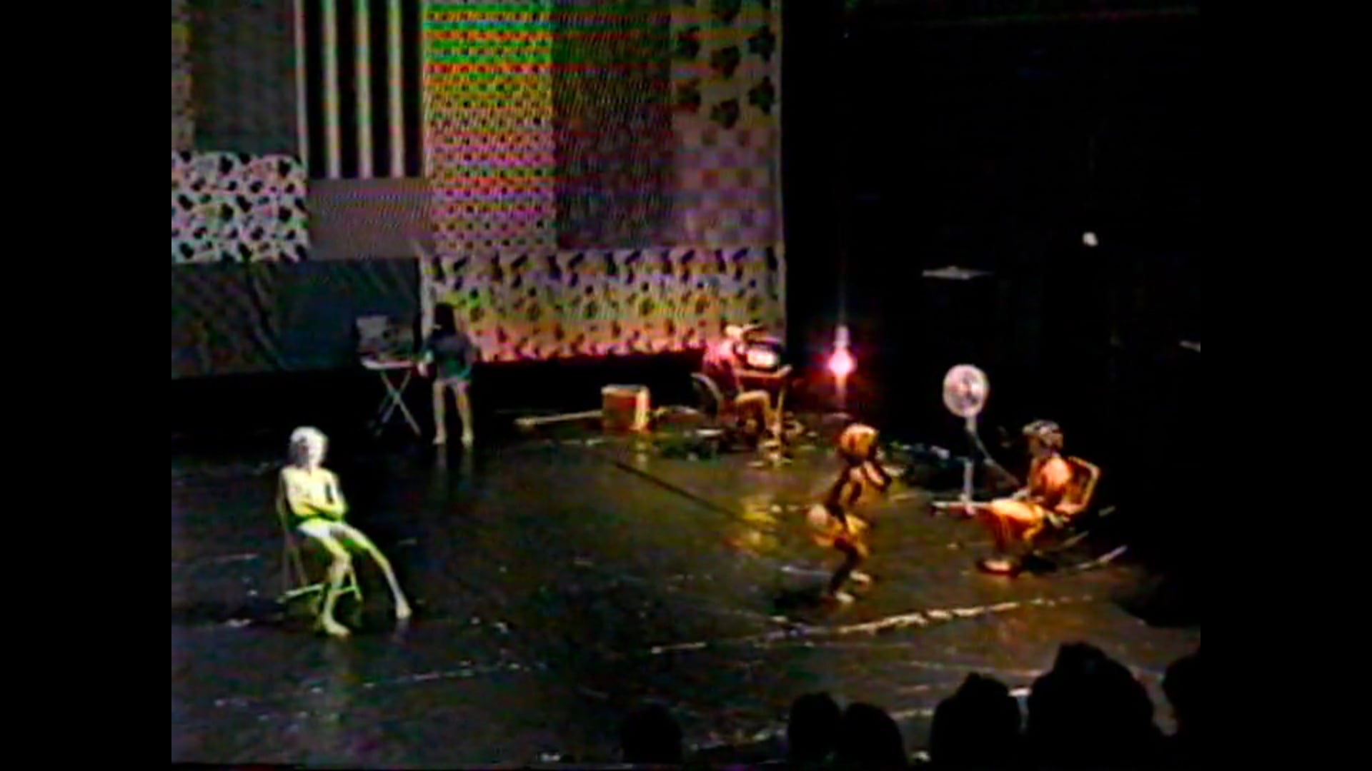 God on all fours 2 [antena] - Marcelo Evelin/ demolition Incorporada