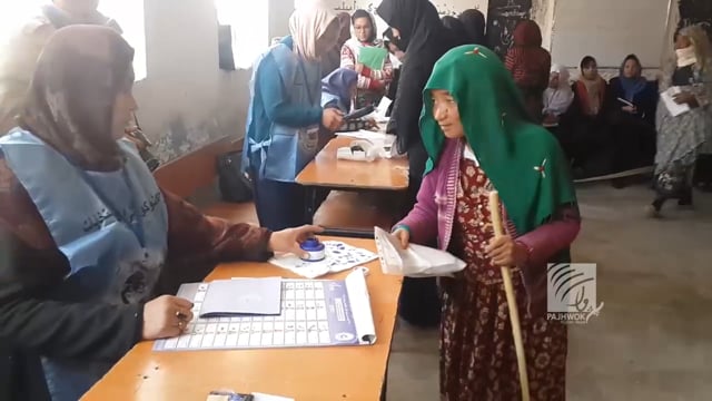 In Bamyan, an elderly woman and man voted in 2018 Wolesi Jirga elections.