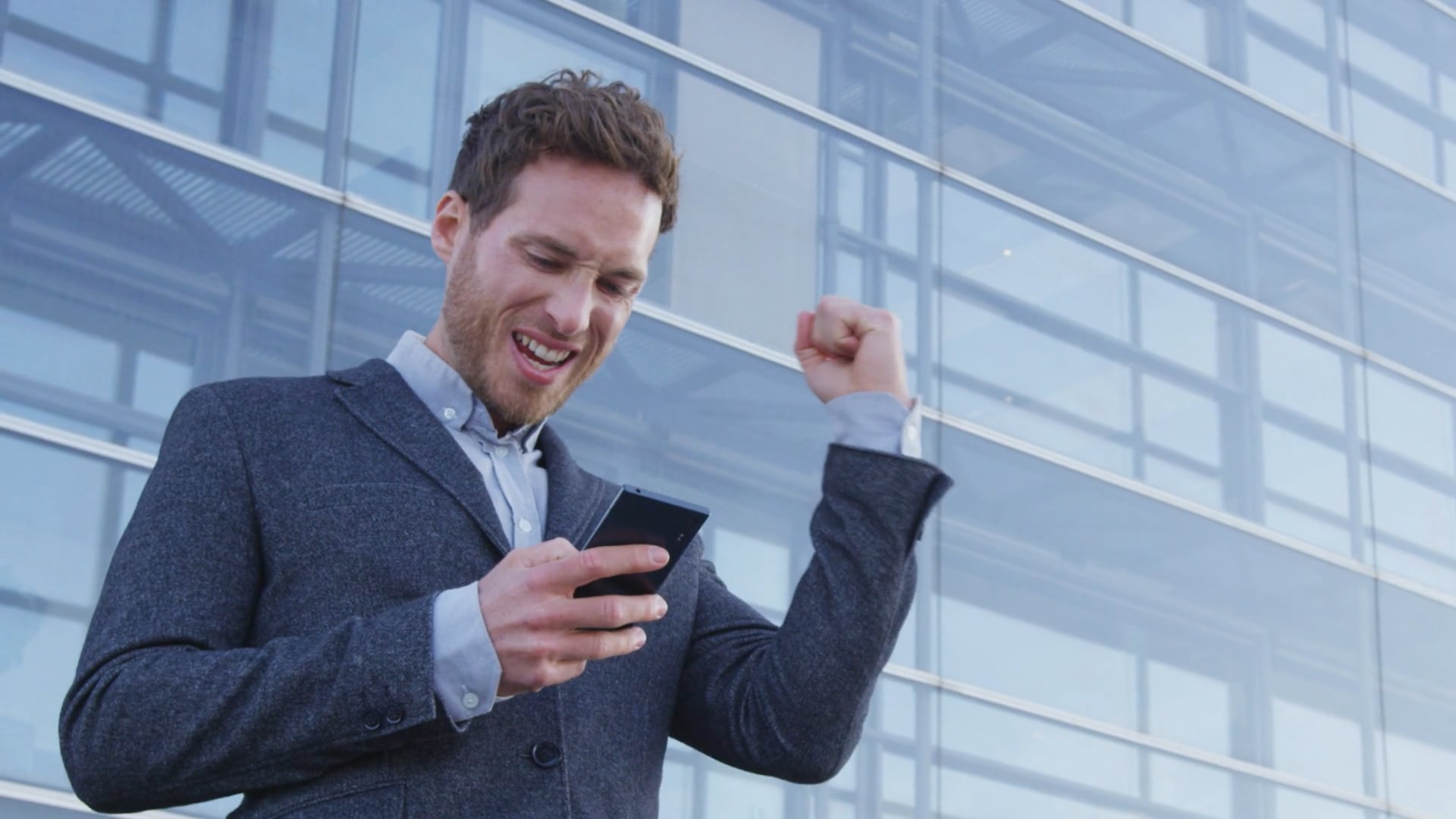 Satisfied with it in. Satisfied client. Satisfied. Довольный парень. Мужчина показывает.