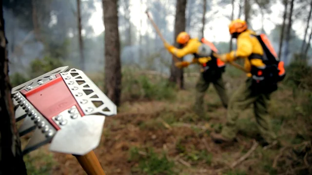 Batte à feu 6 lames avec manche en bois pour feux de forêts