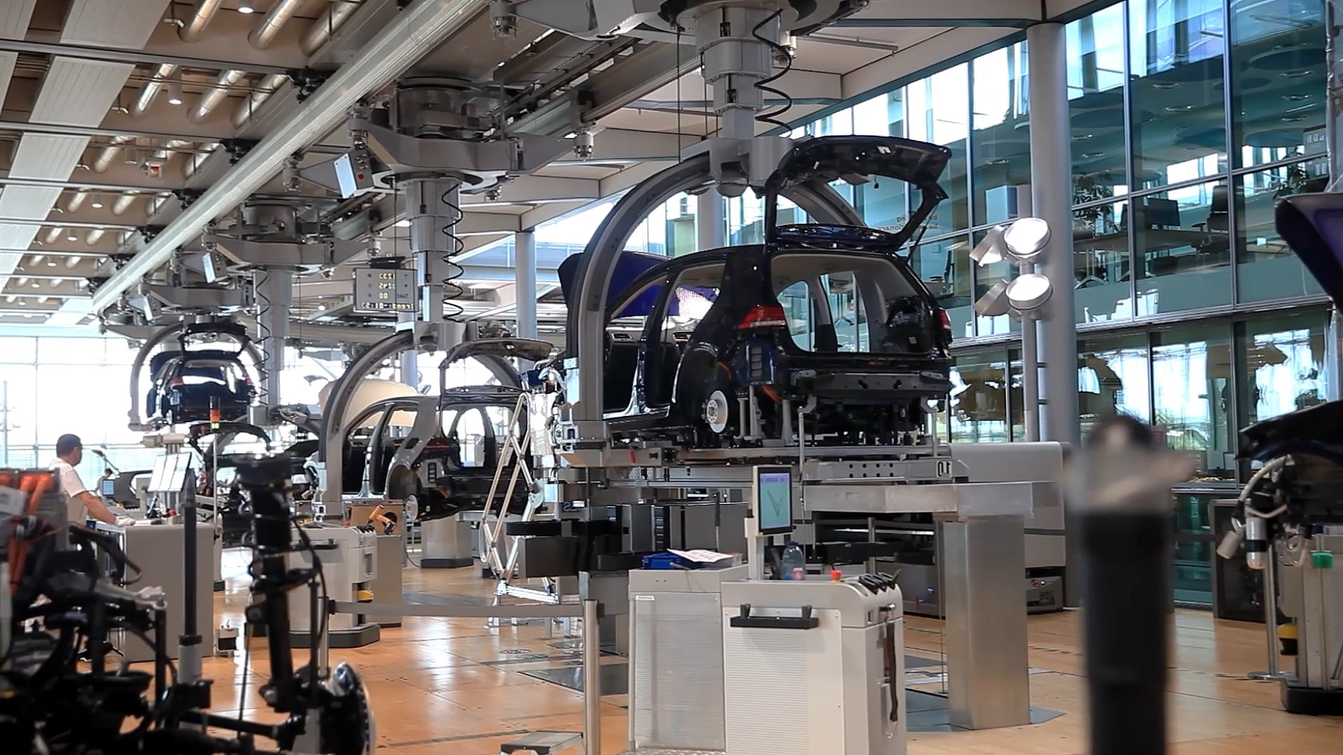 Atlas Copco at VW Gläserne Manufaktur - QA Plattform   Commercial for the Industry
