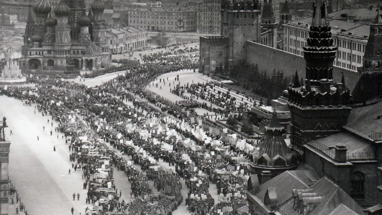 Парад в москве 7 ноября 1941 года. Парад Москва 41. Парад 7 ноября 1941 года в Москве на красной площади арт. 7 Ноября 1941 парад на красной площади во время битвы за Москву. Сталин на параде Победы 1941.