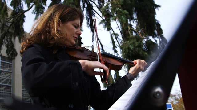 ‘This was my bouquet’: At Tree of Life, a violinist offers up music as a means to mourn