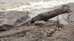 La llevantada s'endú la riba petita de la platja de l'Escala