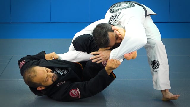 Omoplata da de la Riva invertida