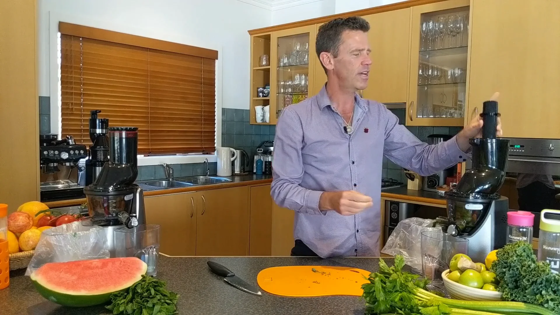 Juicing Leafy Greens in Kuvings REVO830 Cold Press Juicer on Vimeo