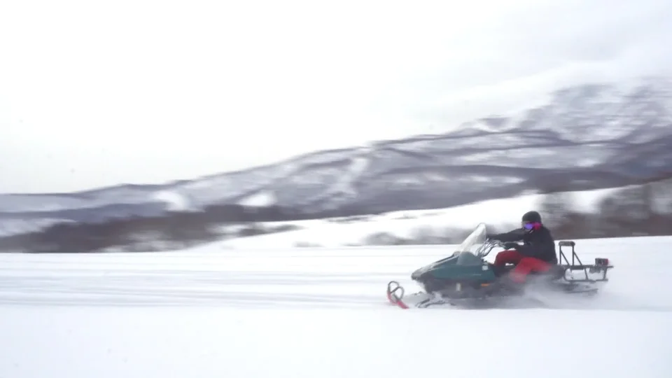 ニセコでスノーモービル | Experience Niseko