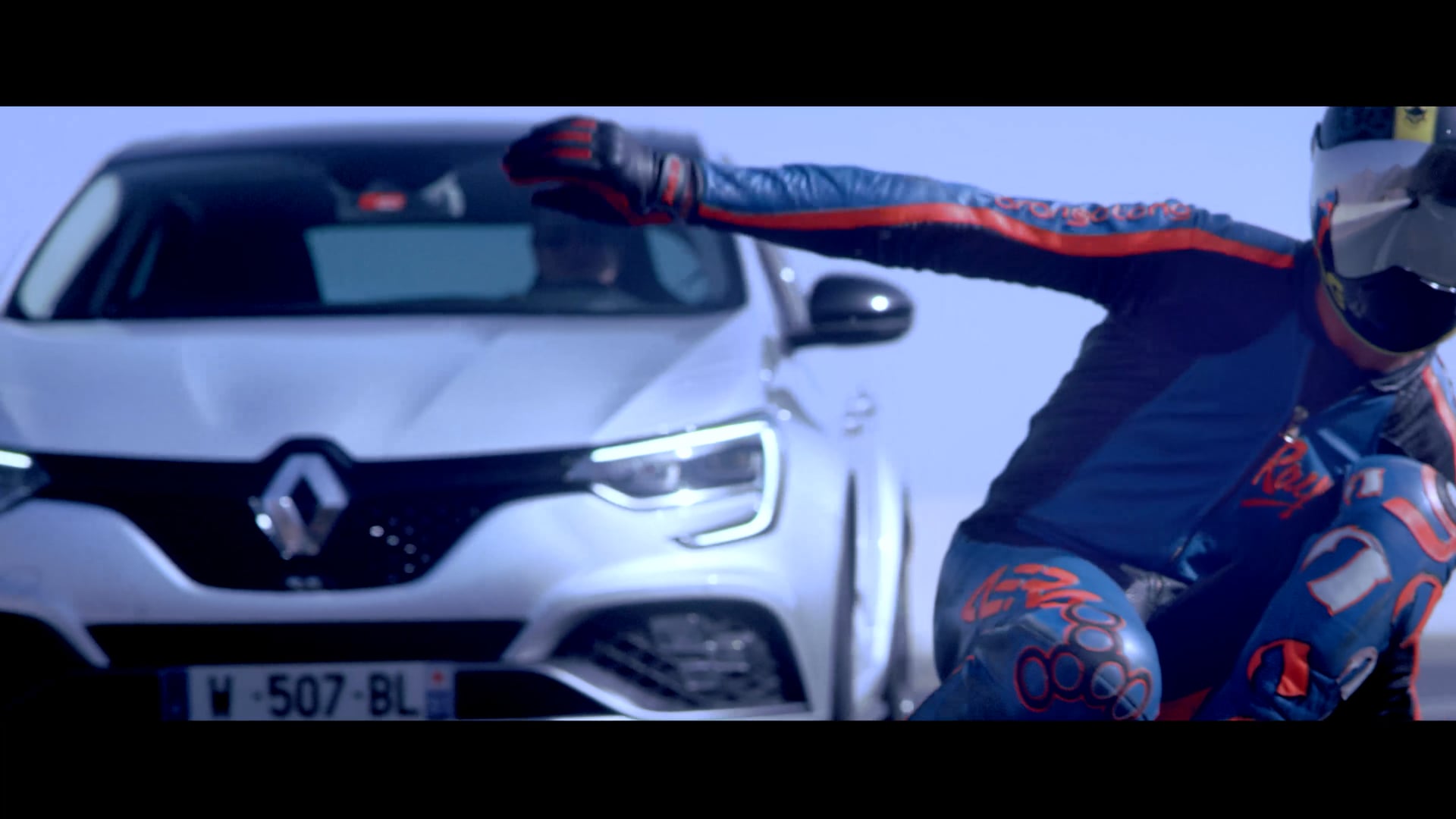 Renault MEGANE RS vs Skateboard DownHill