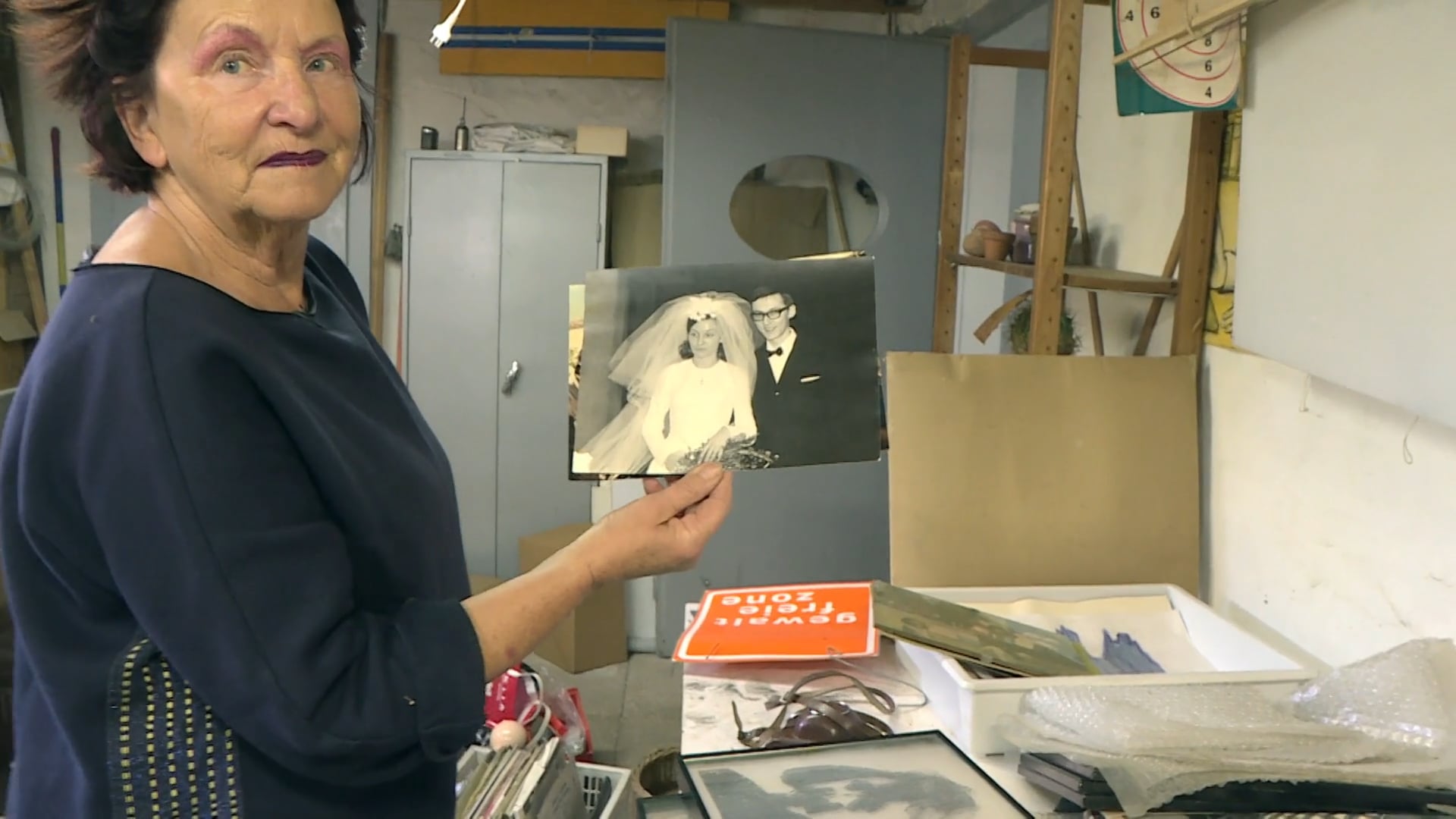 Annette räumt den Keller auf