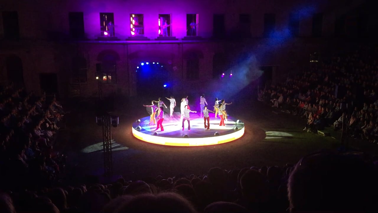 Pöördlava lavastuses "Kremli ööbikud"